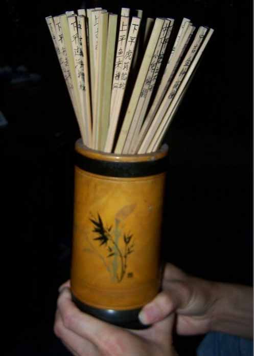 卦由谁来摇